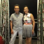 Estudiante de inglés con el esposo en balcón