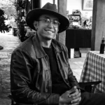 Empresario bilingüe en feria artesanal