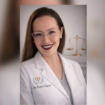 Estudiante de inglés y psicóloga con bata de profesional