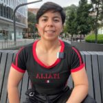 Estudiante de inglés y entrenadora personal sentada en el parque